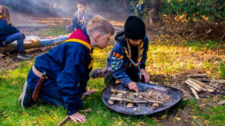 Juniorer tænder bål